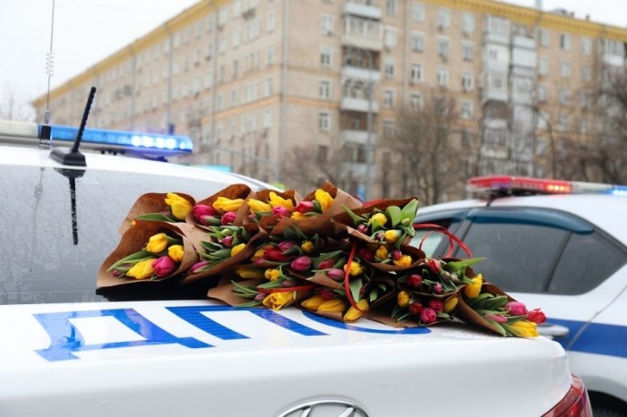 Праздничное настроение подарили женщинам на юго-западе столицы инспекторы ДПС и Общественный совет