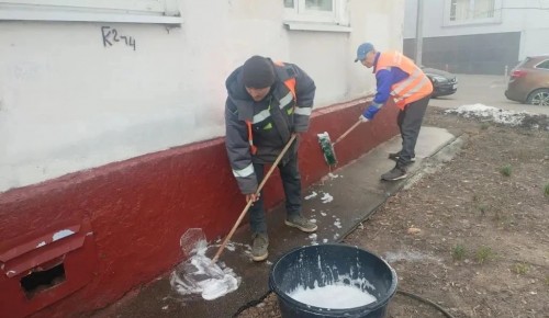 В районе Котловка стартовала сезонная очистка фасадов