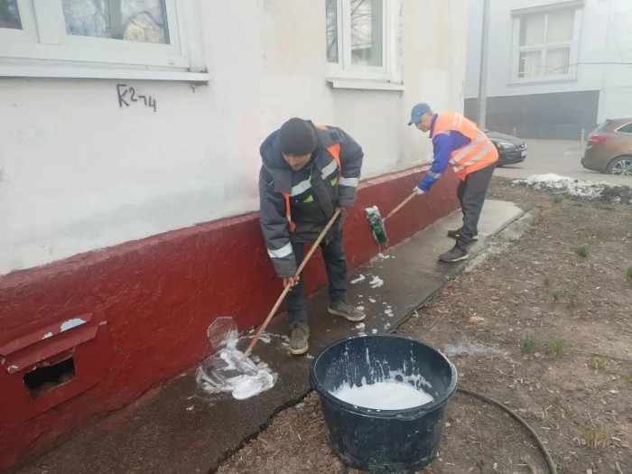 В районе Котловка стартовала сезонная очистка фасадов