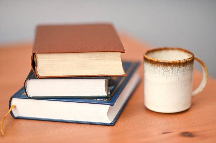 В экоточках ЮЗАО ведется прием книг и вещей для нуждающихся