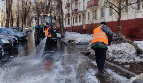 В Котловке началась весенняя очистка дорожных лотков