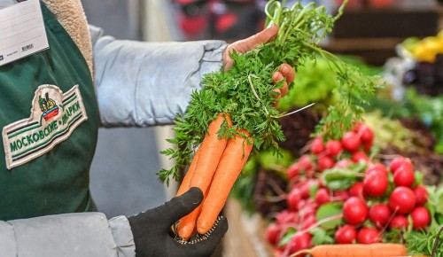 Участница ярмарки на Азовской улице регулярно направляет продукты в зону СВО