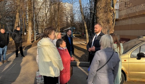 И. о. главы управы проверил качество уборки дворов и подъездов в Котловке