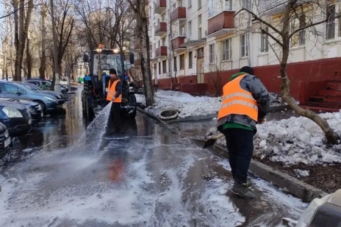 В Котловке началась весенняя очистка дорожных лотков