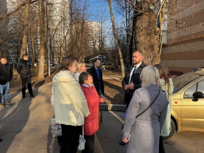 И. о. главы управы проверил качество уборки дворов и подъездов в Котловке