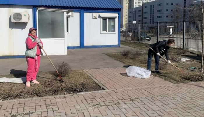 На территории воскресной школы Ильинского храма провели субботник