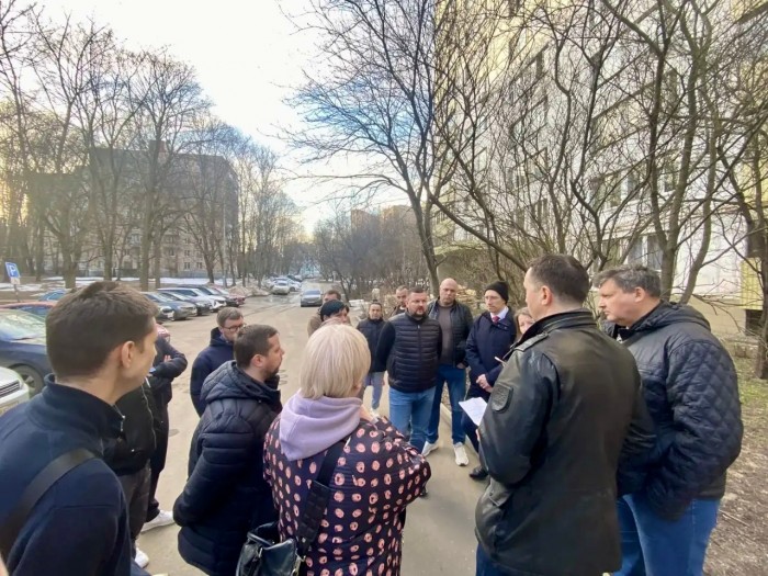 В Черемушках проверили дворы и инфраструктуру на Профсоюзной улице