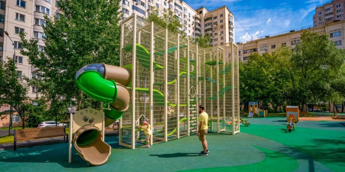 37 новых детских площадок появится в Ломоносовском районе в 2026 году