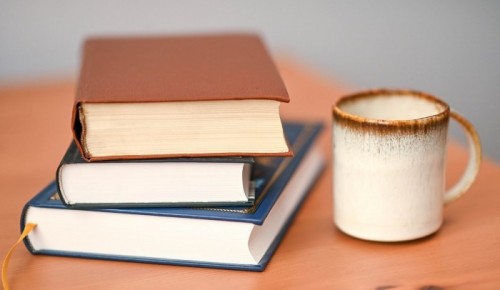 В экоточках ЮЗАО ведется прием книг и вещей для нуждающихся