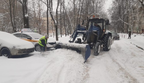 Около 500 человек задействовали в уборке района Коньково от снега