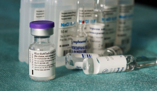 Власти Японии заявили о намерении выбросить часть закупленной вакцины Pfizer