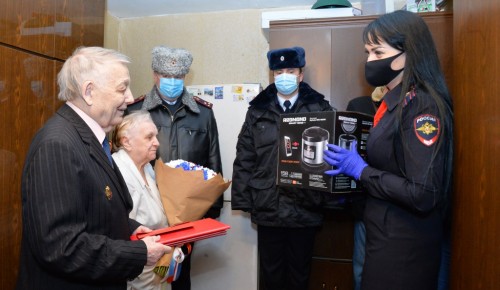 Полицейские УВД по ЮЗАО поздравили ветерана ОВД Корчагина Николая Михайловича с 90-летием