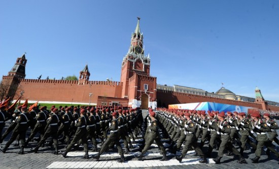 Москвичей, активно участвующих в электронных голосованиях по вопросам развития города, пригласят на генеральную репетицию Парада Победы на Красной Площади