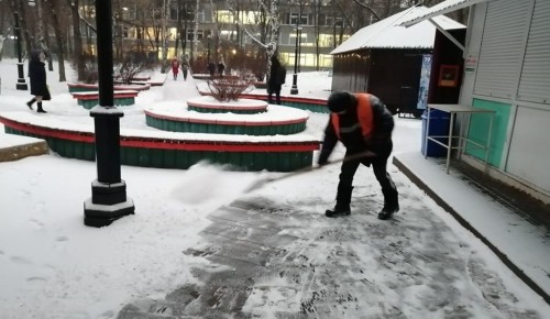 За сутки с дорожно-уличной сети Академического района вывезено более 100 кубов снега
