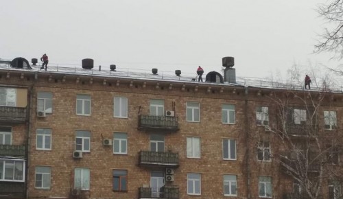 Очисткой крыш домов Академического района от снега занимаются 80 обученных бригад