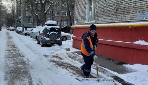 Коммунальщики Академического района с утра приступили к расчистке территории от снега