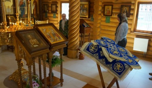 В храме Всех преподобных отцев Киево-Печерских в Старых Черемушках освящен голубой комплект покровцов
