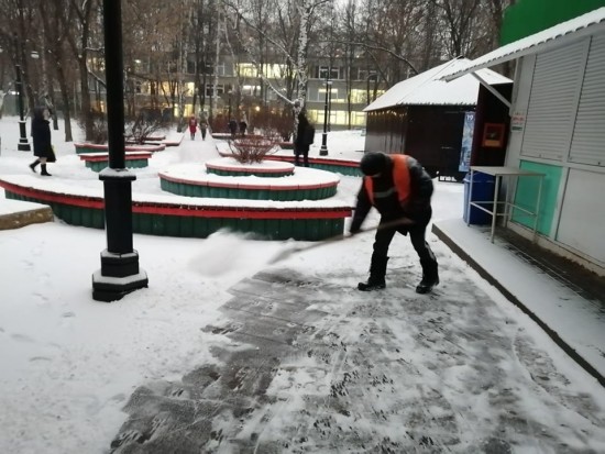 За сутки с дорожно-уличной сети Академического района вывезено более 100 кубов снега