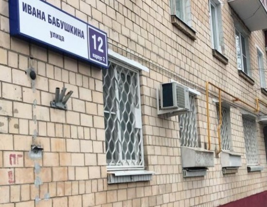 Подрядчики устраняют недоделки по ремонту в подъезде дома на ул. Ивана Бабушкина