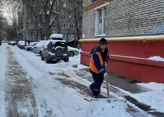 Коммунальщики Академического района с утра приступили к расчистке территории от снега