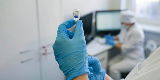 Москвичи могут получить вакцину от COVID-19 в 70 поликлиниках