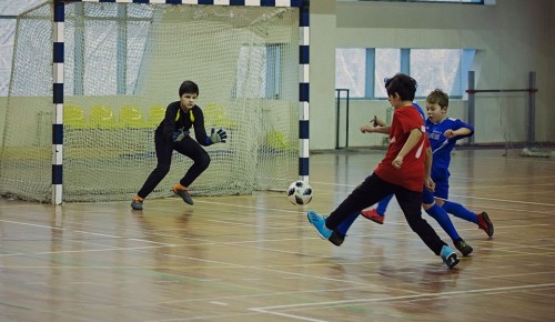 Команда Академического района завоевала серебро на окружных соревнованиях по мини-футболу