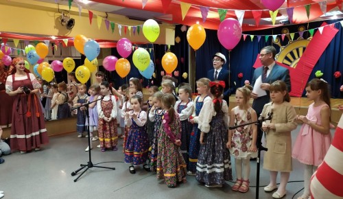 Юные артисты центра «Академический» устроили праздничный концерт для мам и бабушек