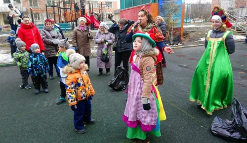 В Академическом районе завершили празднование Масленицы гуляньями в парке и во дворе на улице Кедрова