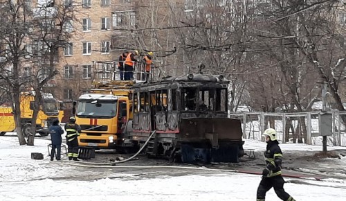Расчищающий от снега трамвайные пути снегоочиститель сгорел на Большой Черемушкинской