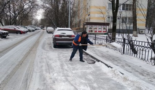 Коммунальные службы Академического района в усиленном режиме расчищают улицы и дворы от снега