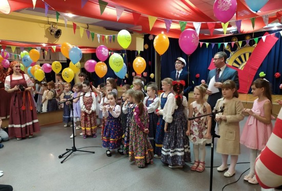 Юные артисты центра «Академический» устроили праздничный концерт для мам и бабушек