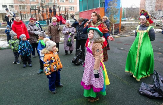 В Академическом районе завершили празднование Масленицы гуляньями в парке и во дворе на улице Кедрова