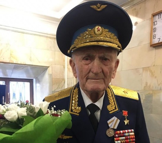 Мэр Москвы Сергей Собянин вручил юбилейную медаль в честь 75-летия Победы в Великой Отечественной войне ветерану из Академического района