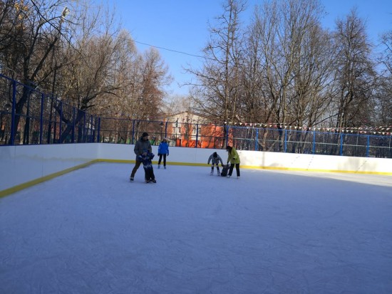Каток с искусственным льдом в парке Новые Черемушки за выходные посетили более100 жителей Академического района