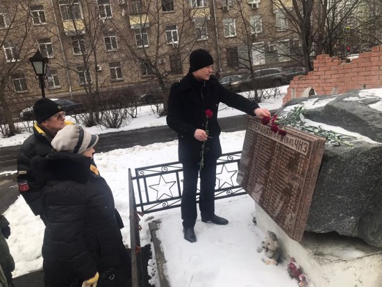 Участники проекта «Московское долголетие» возложили цветы у мемориала Великой Отечественной войны 