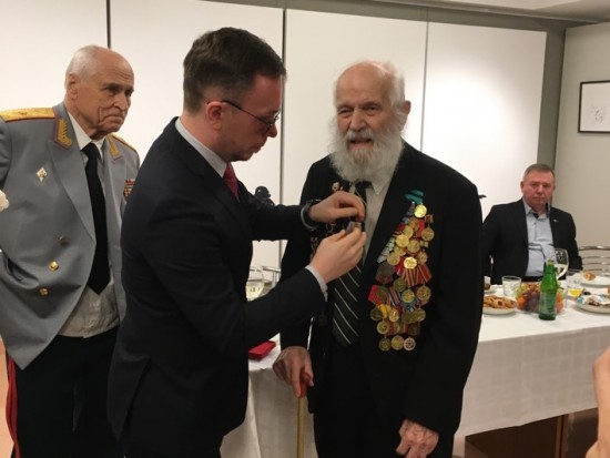 В Музее Героев вручили юбилейные медали ветеранам войны из Академического района