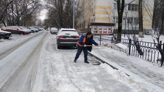 Коммунальные службы Академического района в усиленном режиме расчищают улицы и дворы от снега