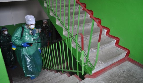 В Академическом районе коммунальщики обрабатывают подъезды домов антисептиками