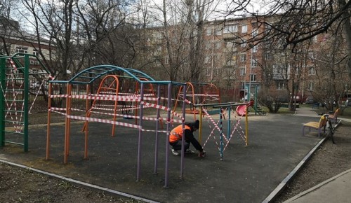 Обновленные спортивные и детские площадки во дворах Академического района остаются под запретом 