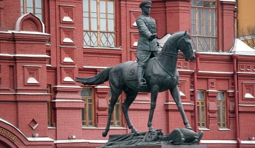 Мэр Москвы и волонтеры возложили цветы к памятнику маршалу Жукову