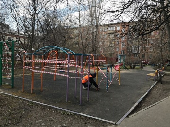 Обновленные спортивные и детские площадки во дворах Академического района остаются под запретом 