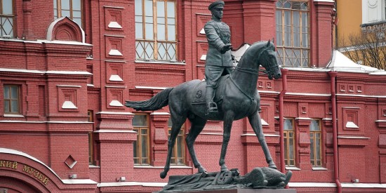 Мэр Москвы и волонтеры возложили цветы к памятнику маршалу Жукову