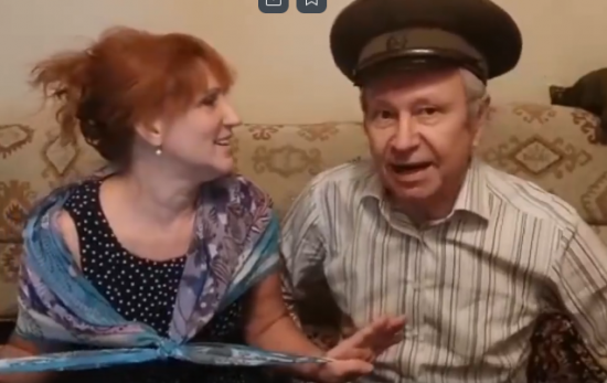 Участники проекта «Московское долголетие» исполнили для ветеранов войны любимые песни 