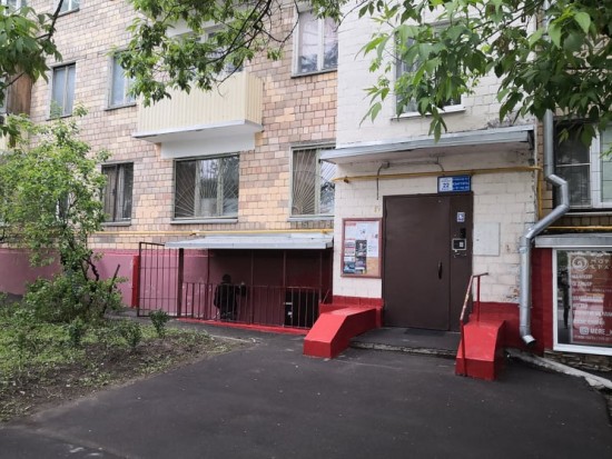 В Академическом районе обновили фасады домов на улице Шверника