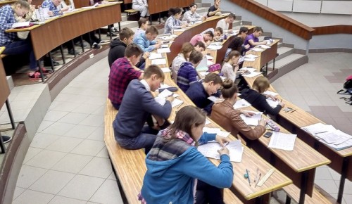 На ЕГЭ в Москве зарегистрировались 80 тыс. выпускников
