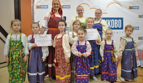 Коллектив «Калинушка» центра «Академический» приглашает ребят на сказку «Путешествие зайчика»