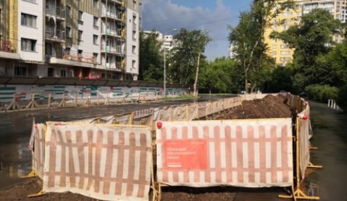 На улице Шверника в Академическом районе идут работы по прокладке электрокабеля