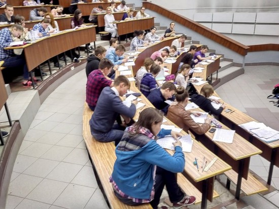 На ЕГЭ в Москве зарегистрировались 80 тыс. выпускников