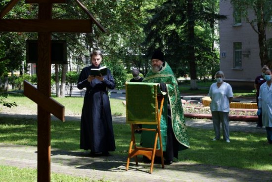 На территории больницы им. В.В. Виноградова совершен молебен на месте строительства храма