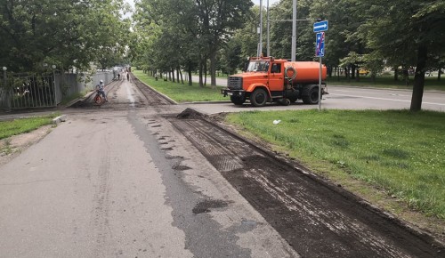 В Академическом районе на Нахимовском проспекте заменили асфальтовое покрытие тротуаров